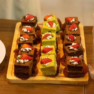 Bông lan chocolate/ Bông lan trà xanh trang trí kem dâu