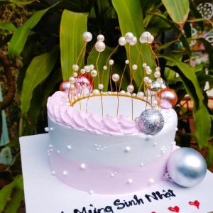 Bánh kem trang trí vòng ngọc trai hồng