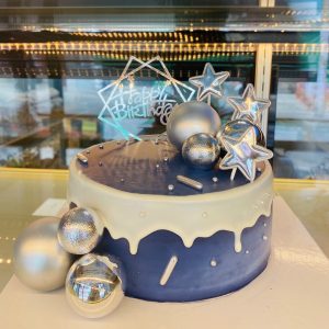 Bánh kem tone xanh đổ socola trắng - N9