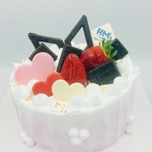 Bánh kem socola tim trang trí dâu