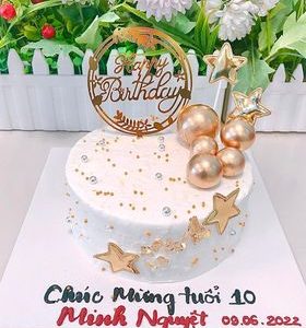 Bánh kem bắp trang trí tone vàng sang chảnh