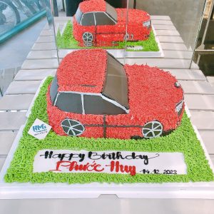 Bánh kem tạo hình xe màu đỏ